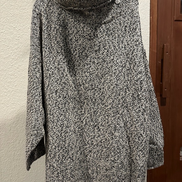 Elegant Gray Turtleneck Sweater - Picture 6 of 6